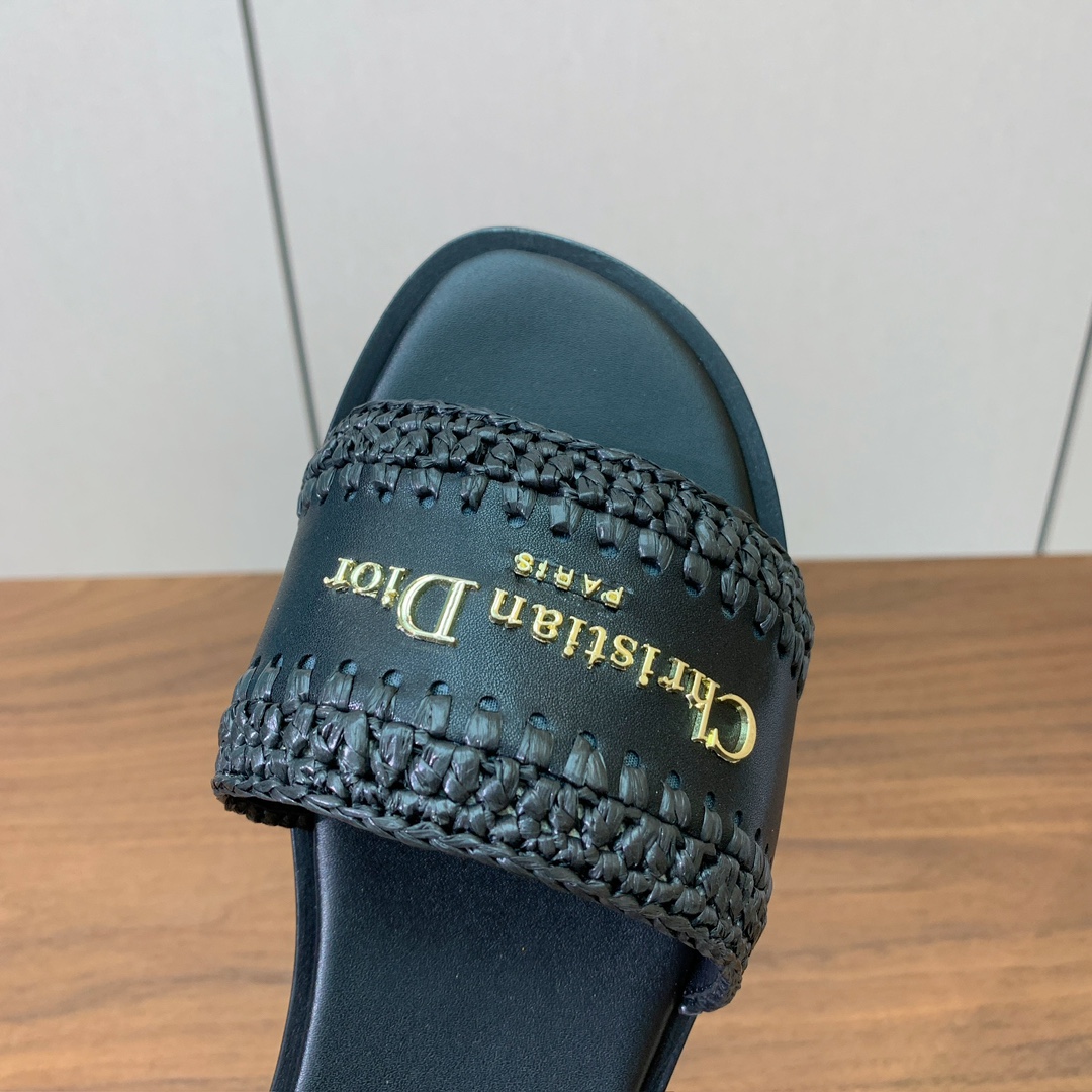 【 D*or】草编拖鞋系列。小清新风带点贵气的感觉。无论各种配件材质，都是独家一比一定制。材质：鞋面牛皮