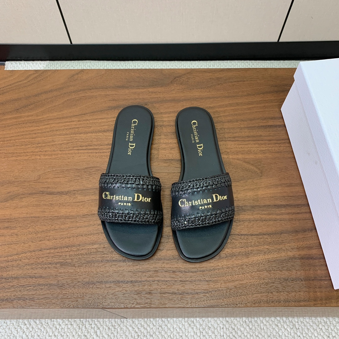 【 D*or】草编拖鞋系列。小清新风带点贵气的感觉。无论各种配件材质，都是独家一比一定制。材质：鞋面牛皮