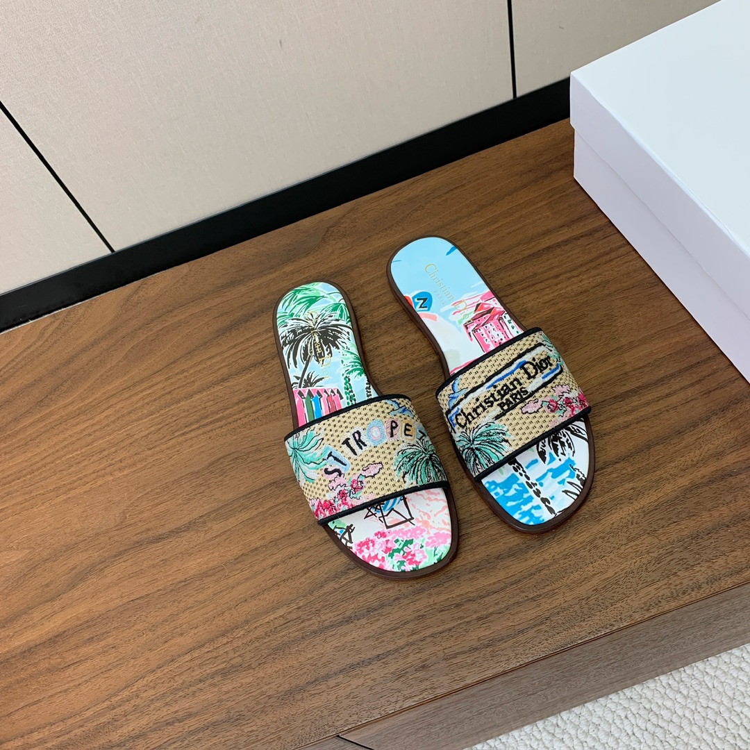 【 D*or】刺绣拖鞋系列。小清新风带点贵气的感觉。无论各种配件材质，都是独家一比一定制。材质：鞋面定制