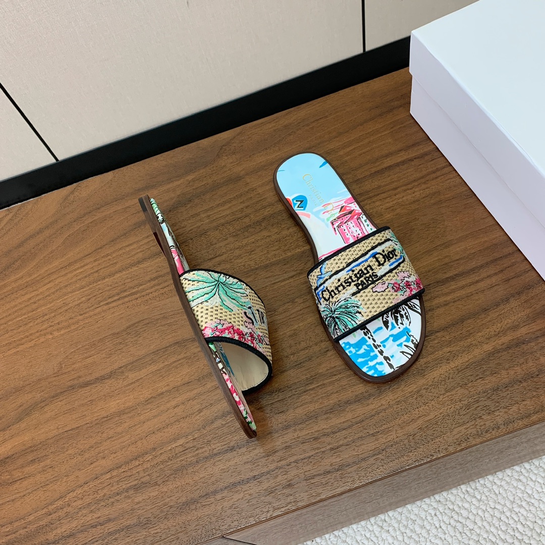 【 D*or】刺绣拖鞋系列。小清新风带点贵气的感觉。无论各种配件材质，都是独家一比一定制。材质：鞋面定制