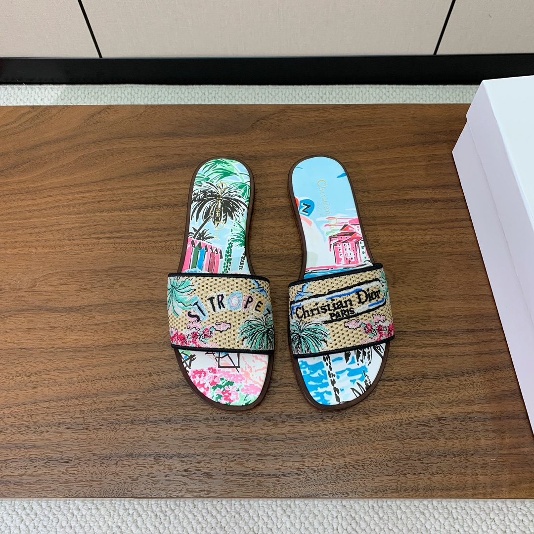 【 D*or】刺绣拖鞋系列。小清新风带点贵气的感觉。无论各种配件材质，都是独家一比一定制。材质：鞋面定制