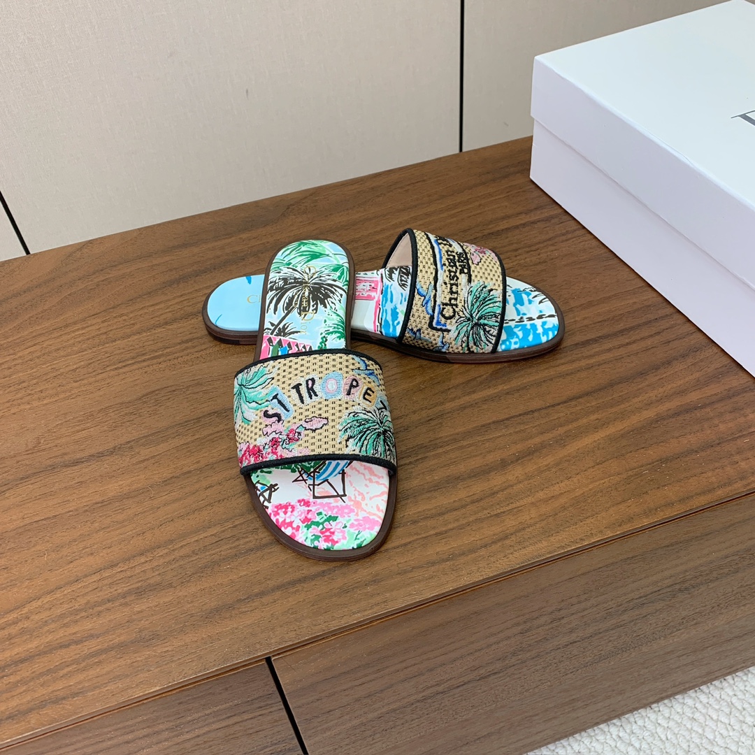 【 D*or】刺绣拖鞋系列。小清新风带点贵气的感觉。无论各种配件材质，都是独家一比一定制。材质：鞋面定制