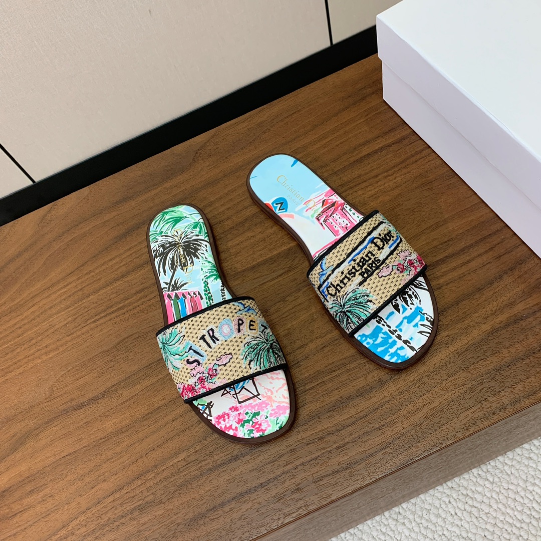 【 D*or】刺绣拖鞋系列。小清新风带点贵气的感觉。无论各种配件材质，都是独家一比一定制。材质：鞋面定制