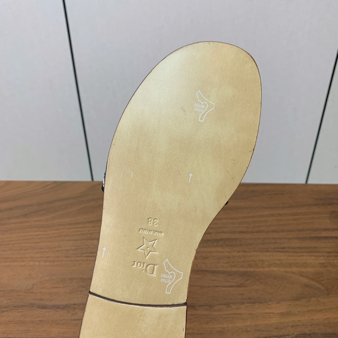 【 D*or】刺绣拖鞋系列。小清新风带点贵气的感觉。无论各种配件材质，都是独家一比一定制。材质：鞋面定制