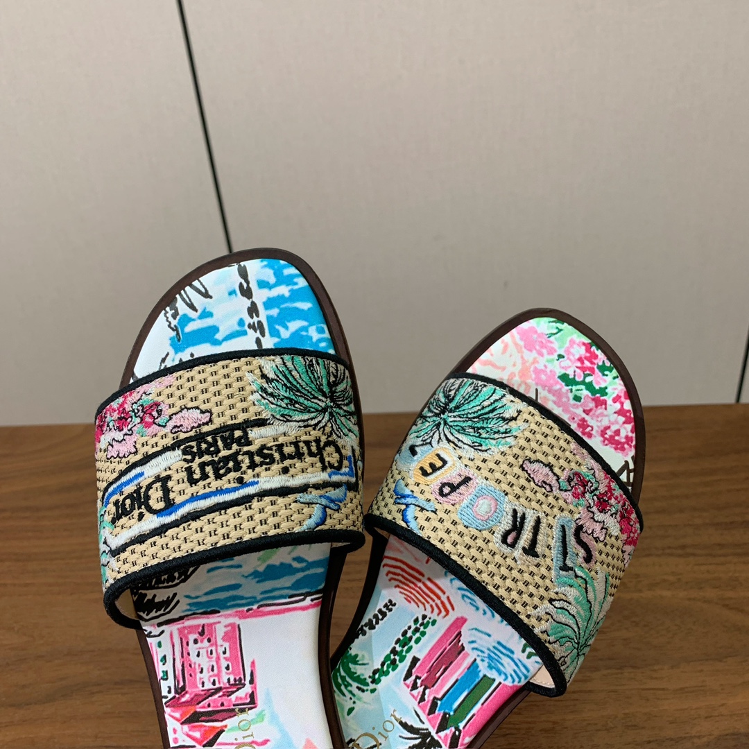 【 D*or】刺绣拖鞋系列。小清新风带点贵气的感觉。无论各种配件材质，都是独家一比一定制。材质：鞋面定制