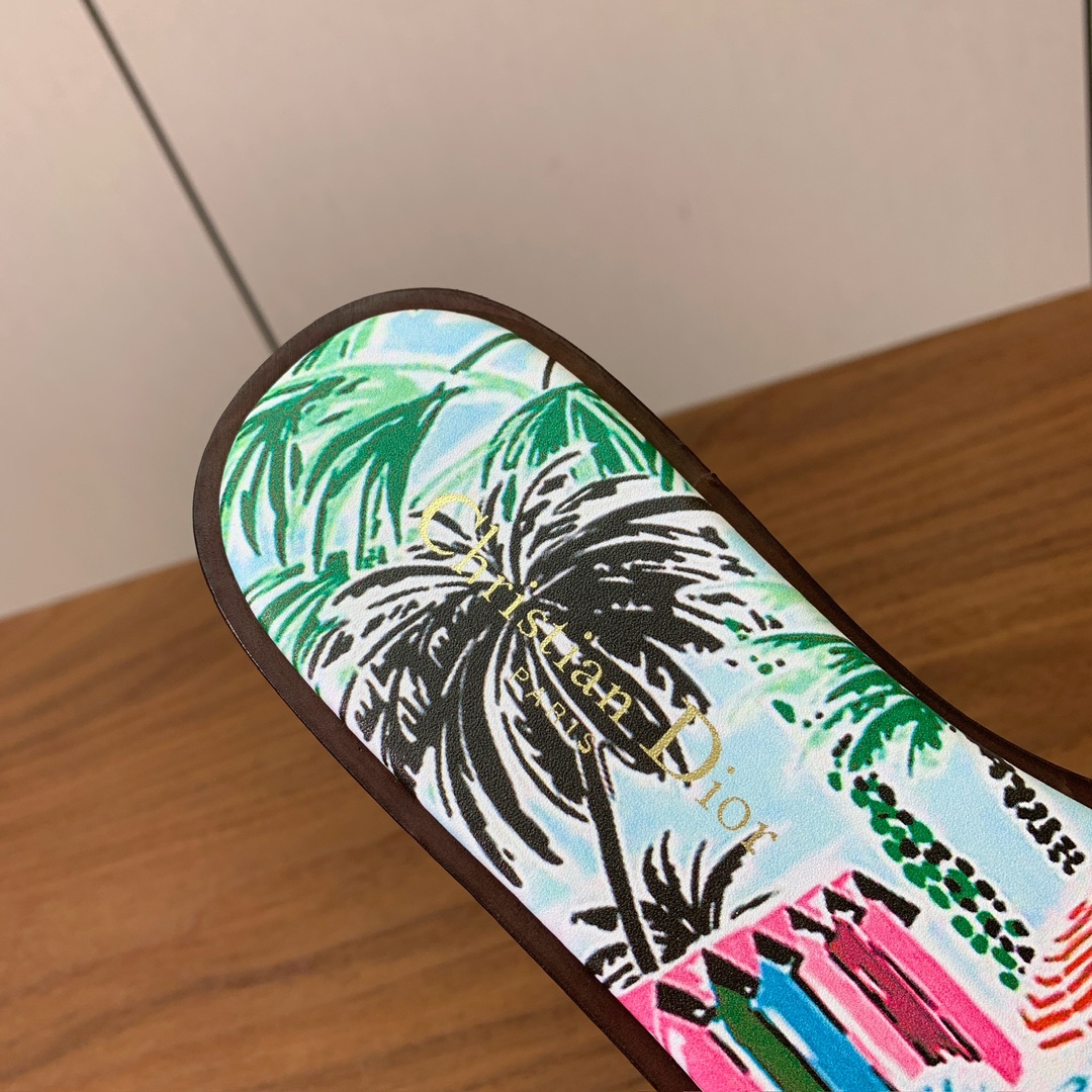 【 D*or】刺绣拖鞋系列。小清新风带点贵气的感觉。无论各种配件材质，都是独家一比一定制。材质：鞋面定制