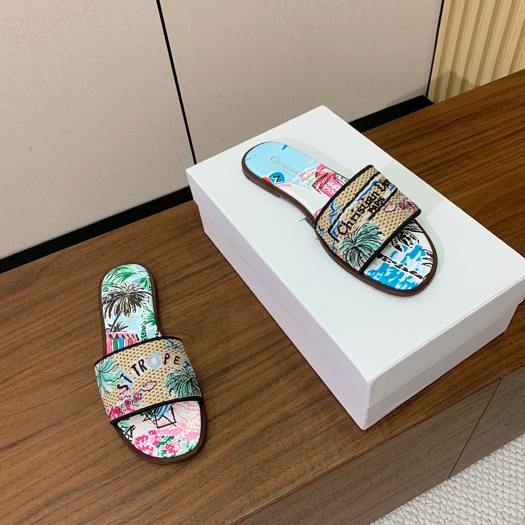 【 D*or】刺绣拖鞋系列。小清新风带点贵气的感觉。无论各种配件材质，都是独家一比一定制。材质：鞋面定制