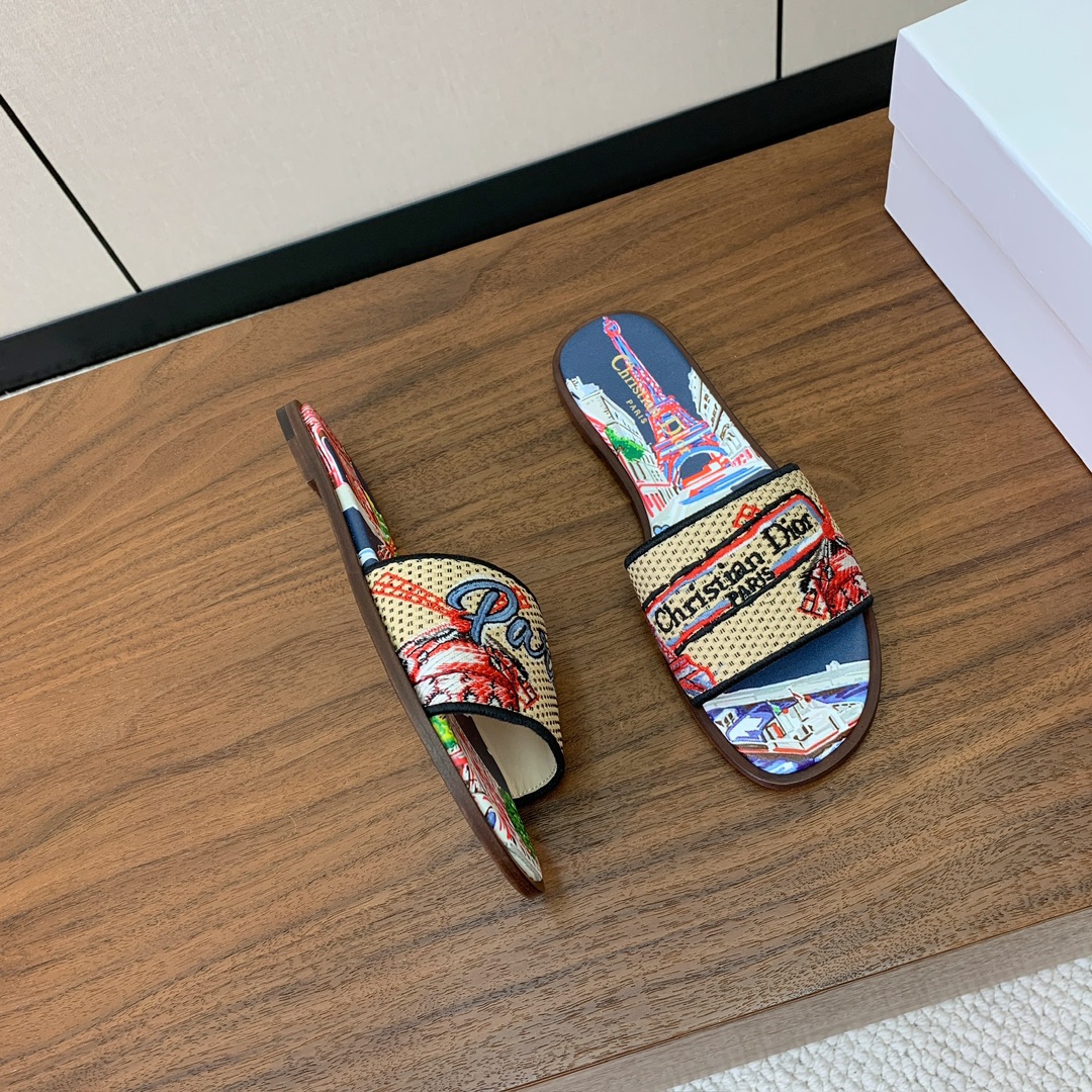 【 D*or】刺绣拖鞋系列。小清新风带点贵气的感觉。无论各种配件材质，都是独家一比一定制。材质：鞋面定制