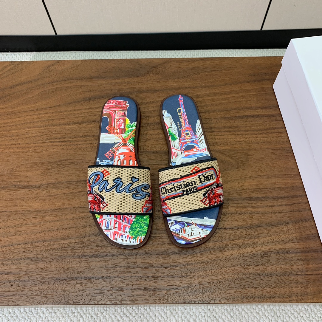 【 D*or】刺绣拖鞋系列。小清新风带点贵气的感觉。无论各种配件材质，都是独家一比一定制。材质：鞋面定制