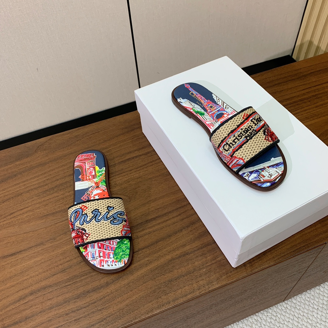 【 D*or】刺绣拖鞋系列。小清新风带点贵气的感觉。无论各种配件材质，都是独家一比一定制。材质：鞋面定制