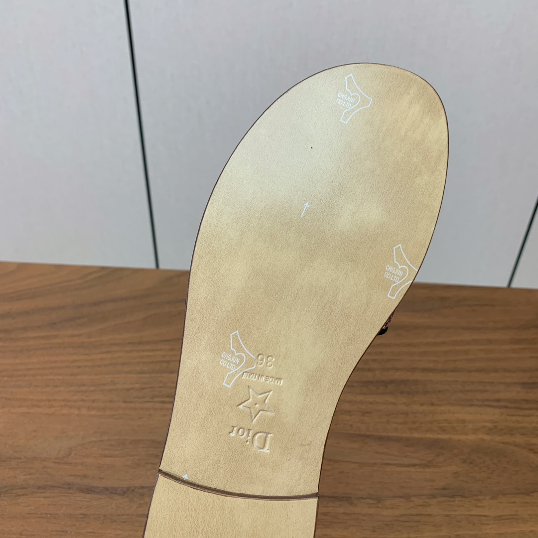 【 D*or】刺绣拖鞋系列。小清新风带点贵气的感觉。无论各种配件材质，都是独家一比一定制。材质：鞋面定制