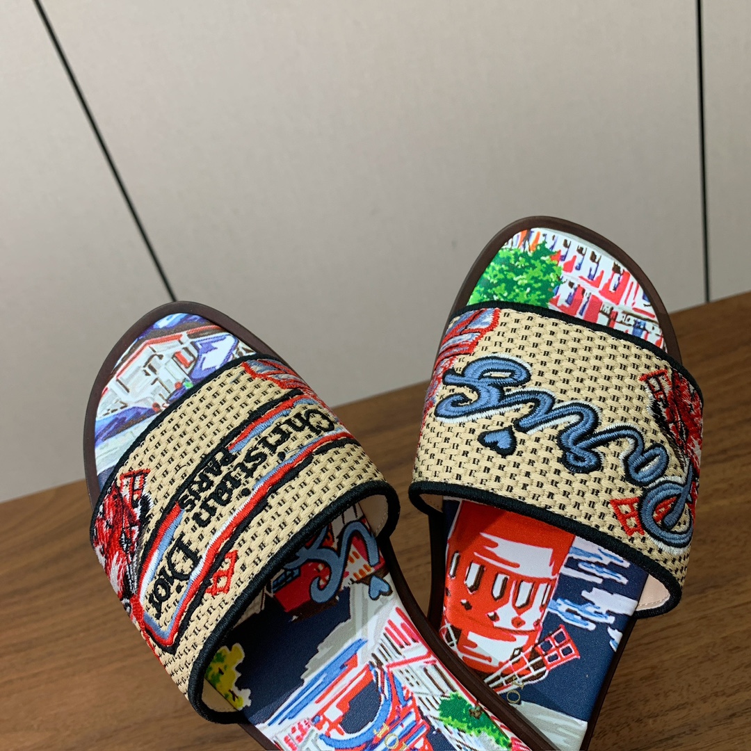 【 D*or】刺绣拖鞋系列。小清新风带点贵气的感觉。无论各种配件材质，都是独家一比一定制。材质：鞋面定制