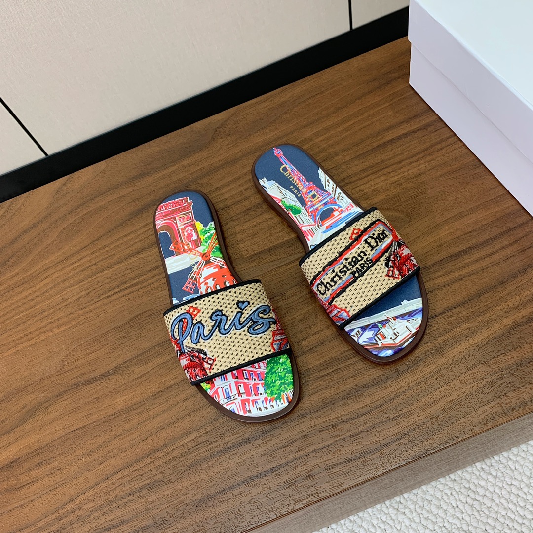 【 D*or】刺绣拖鞋系列。小清新风带点贵气的感觉。无论各种配件材质，都是独家一比一定制。材质：鞋面定制