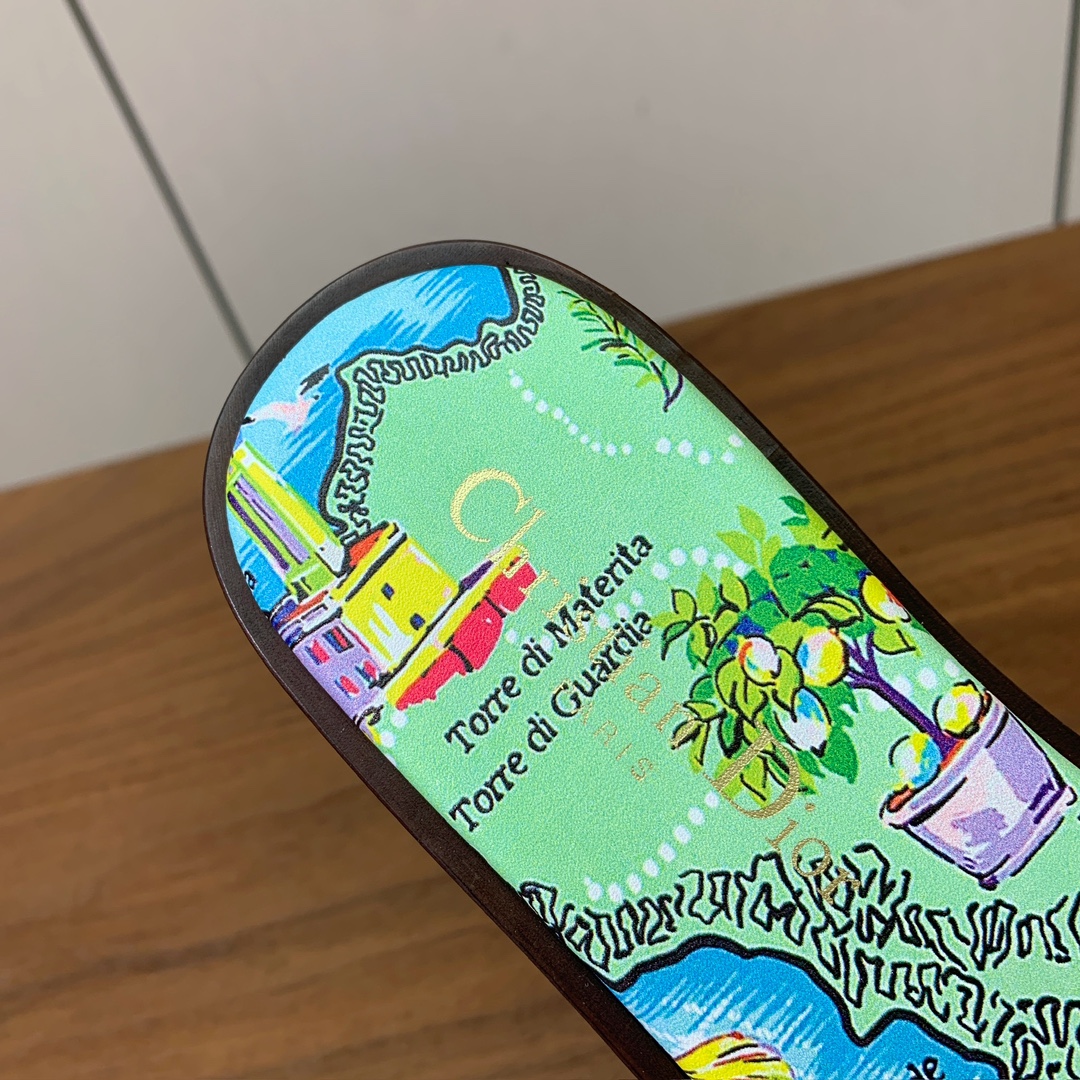 【 D*or】刺绣拖鞋系列。小清新风带点贵气的感觉。无论各种配件材质，都是独家一比一定制。材质：鞋面定制