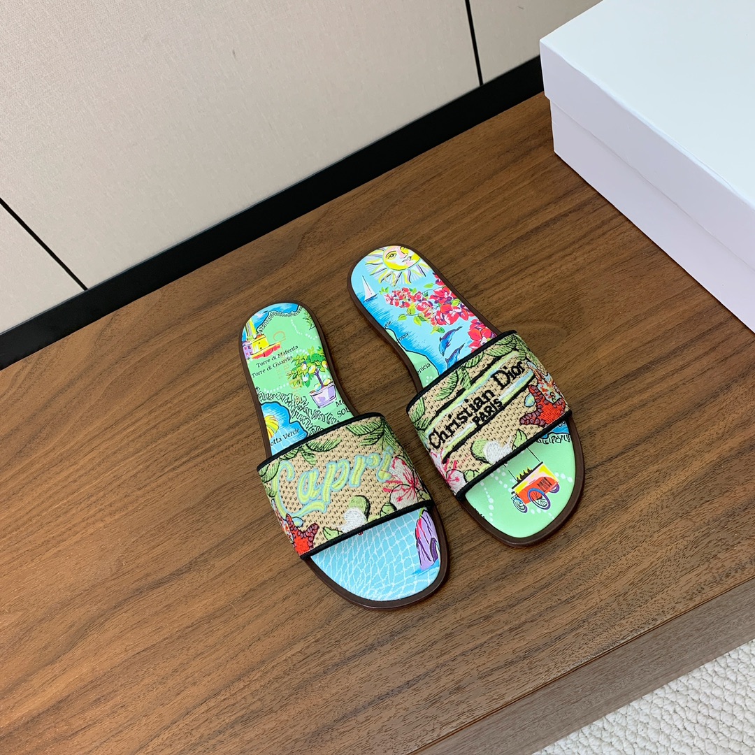 【 D*or】刺绣拖鞋系列。小清新风带点贵气的感觉。无论各种配件材质，都是独家一比一定制。材质：鞋面定制