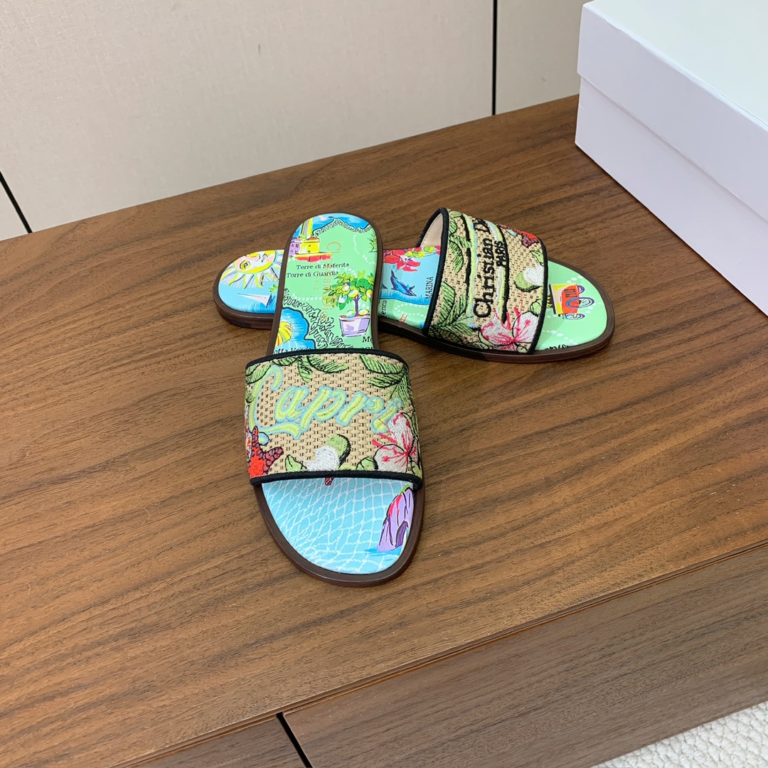 【 D*or】刺绣拖鞋系列。小清新风带点贵气的感觉。无论各种配件材质，都是独家一比一定制。材质：鞋面定制