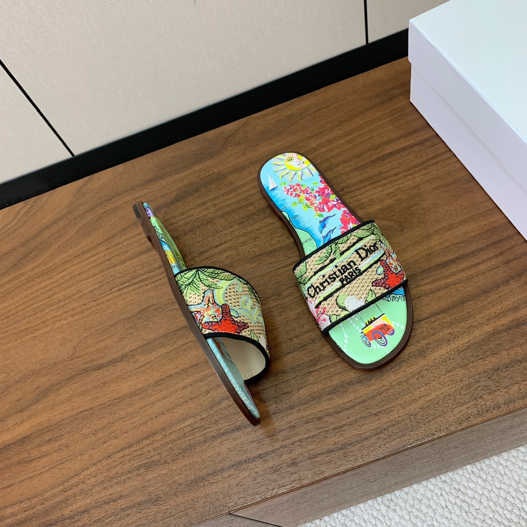 【 D*or】刺绣拖鞋系列。小清新风带点贵气的感觉。无论各种配件材质，都是独家一比一定制。材质：鞋面定制