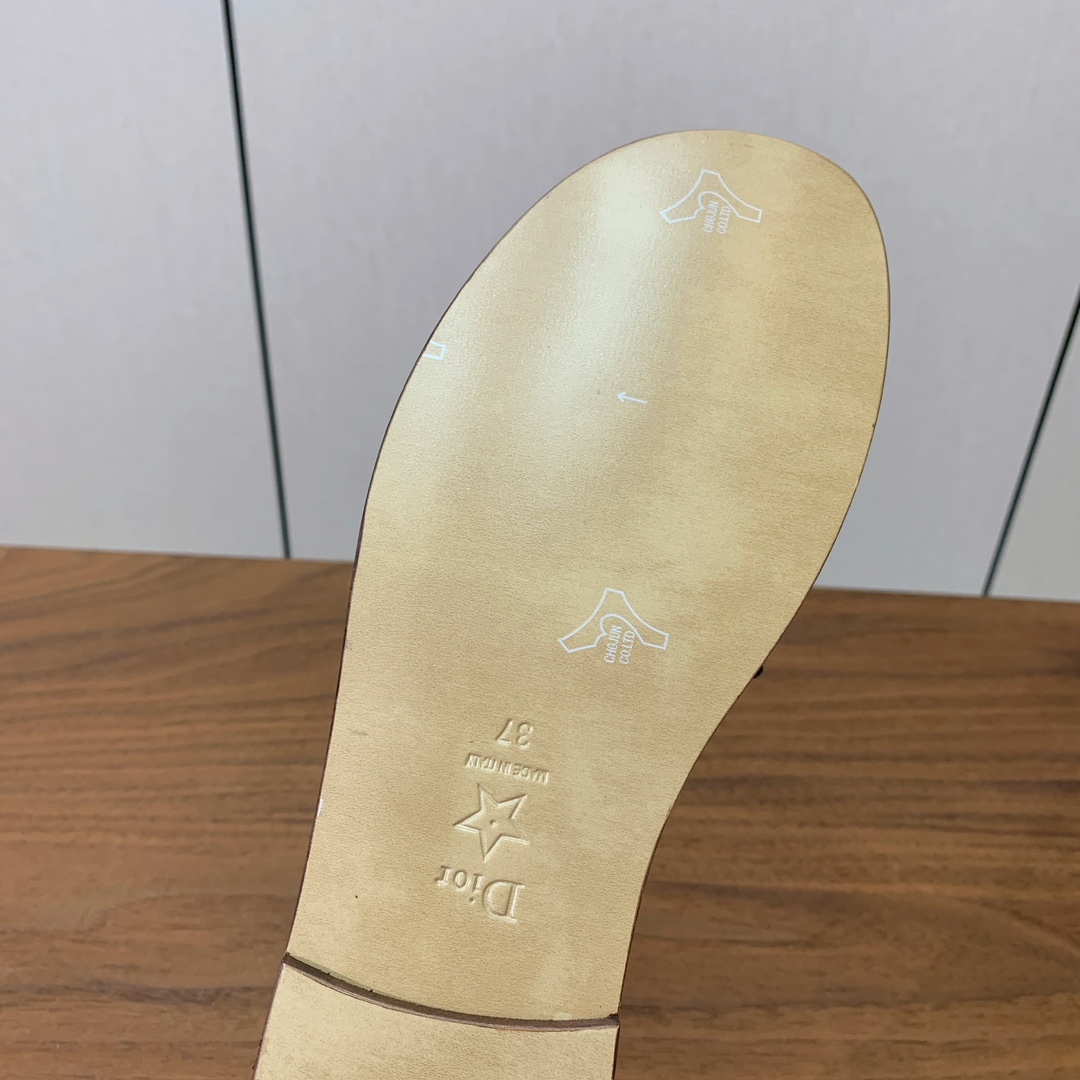 【 D*or】刺绣拖鞋系列。小清新风带点贵气的感觉。无论各种配件材质，都是独家一比一定制。材质：鞋面定制