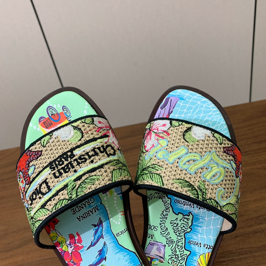 【 D*or】刺绣拖鞋系列。小清新风带点贵气的感觉。无论各种配件材质，都是独家一比一定制。材质：鞋面定制