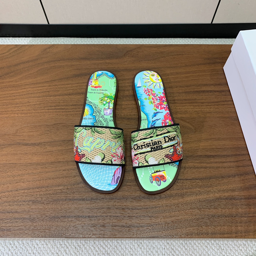 【 D*or】刺绣拖鞋系列。小清新风带点贵气的感觉。无论各种配件材质，都是独家一比一定制。材质：鞋面定制
