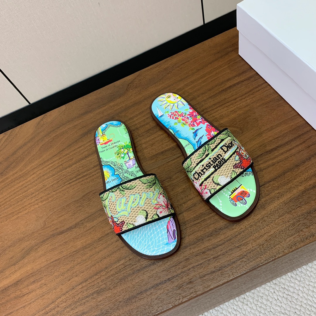 【 D*or】刺绣拖鞋系列。小清新风带点贵气的感觉。无论各种配件材质，都是独家一比一定制。材质：鞋面定制