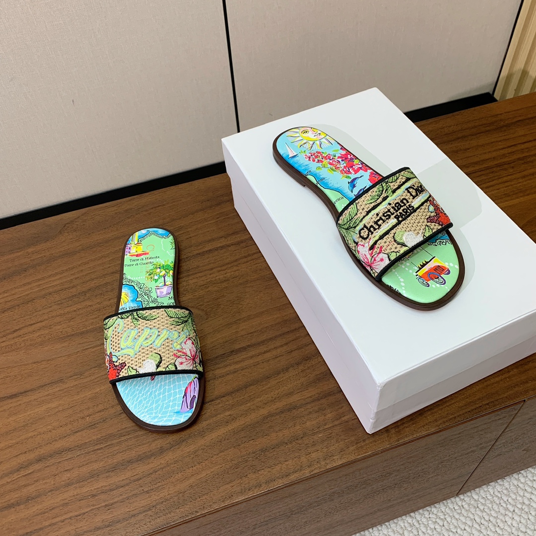 【 D*or】刺绣拖鞋系列。小清新风带点贵气的感觉。无论各种配件材质，都是独家一比一定制。材质：鞋面定制