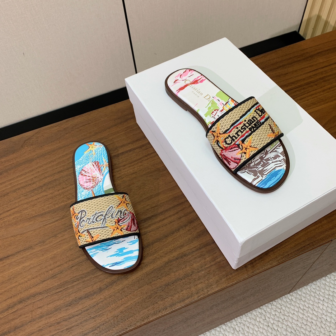 【 D*or】刺绣拖鞋系列。小清新风带点贵气的感觉。无论各种配件材质，都是独家一比一定制。材质：鞋面定制