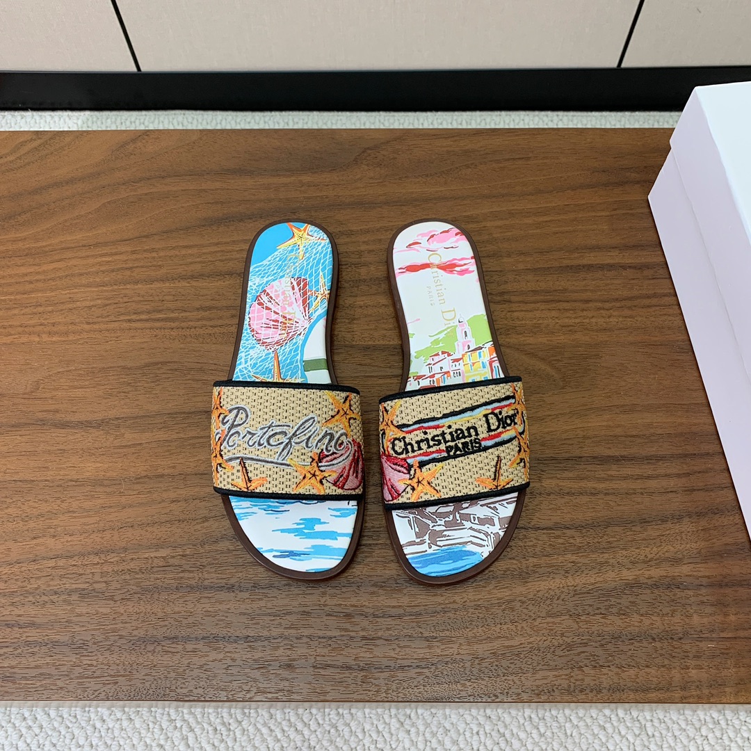 【 D*or】刺绣拖鞋系列。小清新风带点贵气的感觉。无论各种配件材质，都是独家一比一定制。材质：鞋面定制