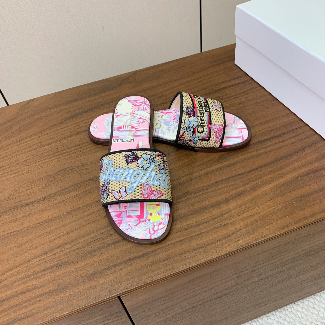 【 D*or】刺绣拖鞋系列。小清新风带点贵气的感觉。无论各种配件材质，都是独家一比一定制。材质：鞋面定制