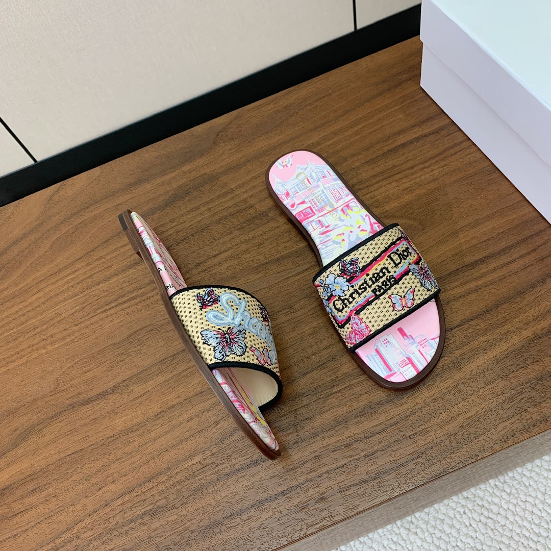 【 D*or】刺绣拖鞋系列。小清新风带点贵气的感觉。无论各种配件材质，都是独家一比一定制。材质：鞋面定制