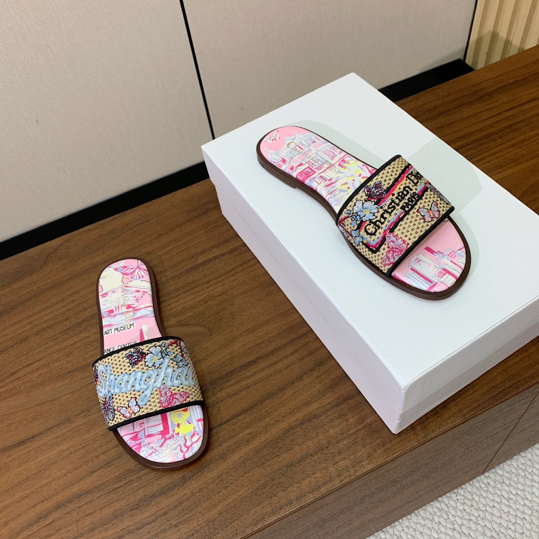 【 D*or】刺绣拖鞋系列。小清新风带点贵气的感觉。无论各种配件材质，都是独家一比一定制。材质：鞋面定制