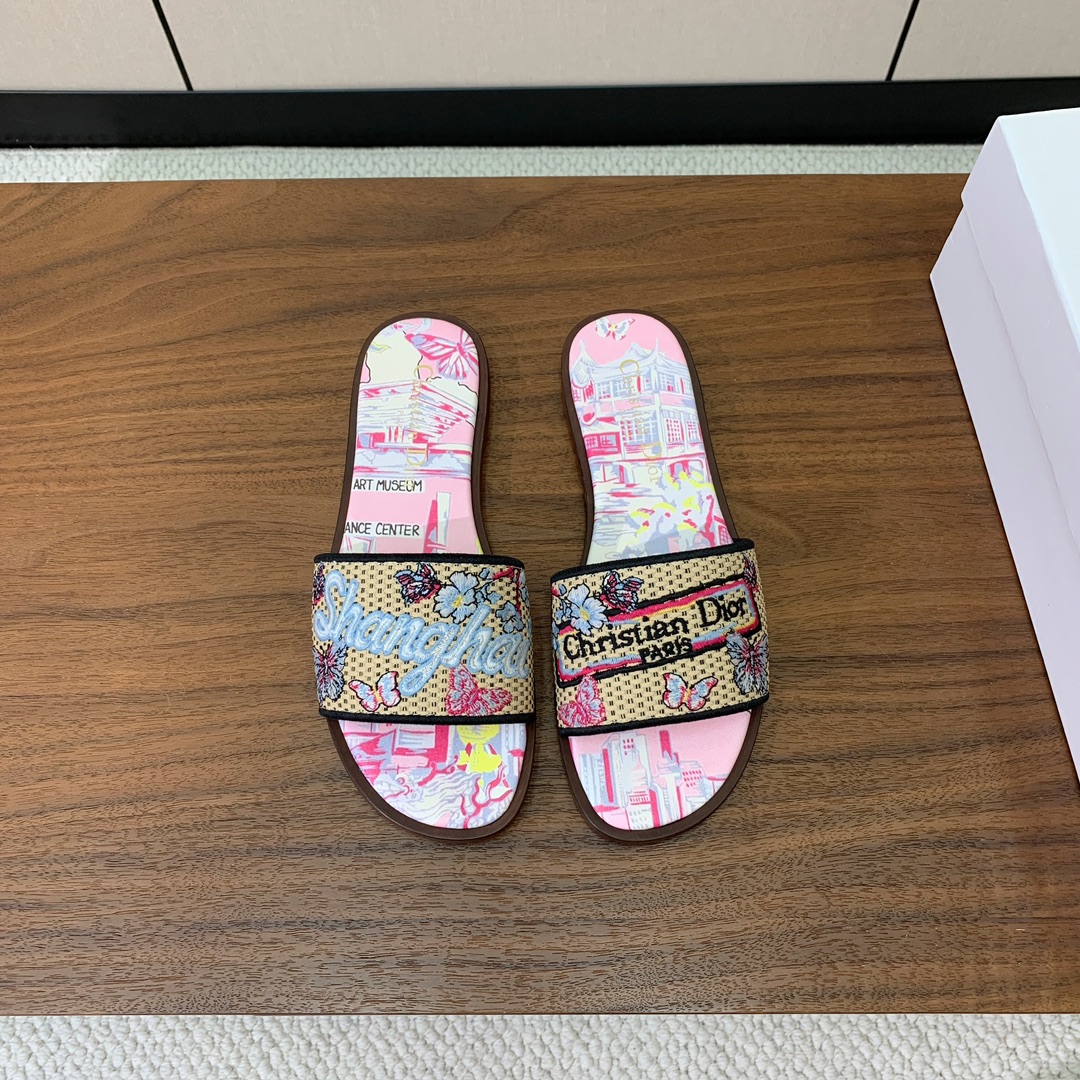 【 D*or】刺绣拖鞋系列。小清新风带点贵气的感觉。无论各种配件材质，都是独家一比一定制。材质：鞋面定制