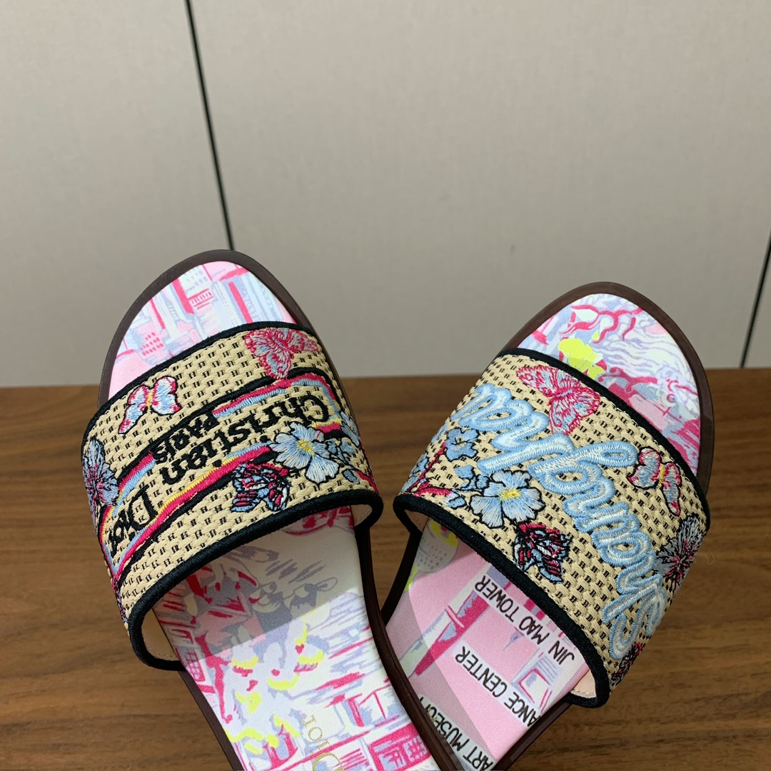 【 D*or】刺绣拖鞋系列。小清新风带点贵气的感觉。无论各种配件材质，都是独家一比一定制。材质：鞋面定制