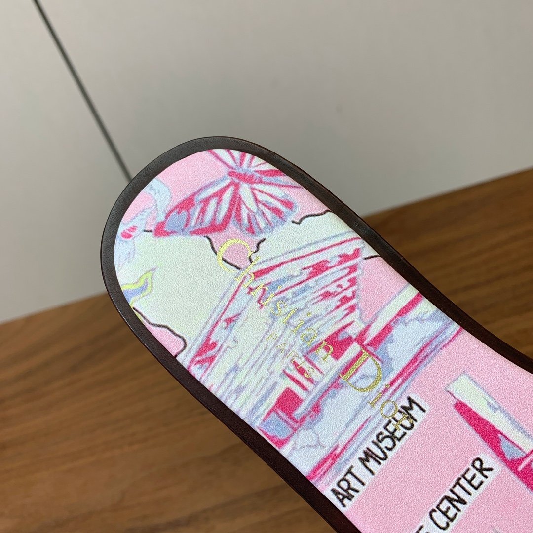 【 D*or】刺绣拖鞋系列。小清新风带点贵气的感觉。无论各种配件材质，都是独家一比一定制。材质：鞋面定制