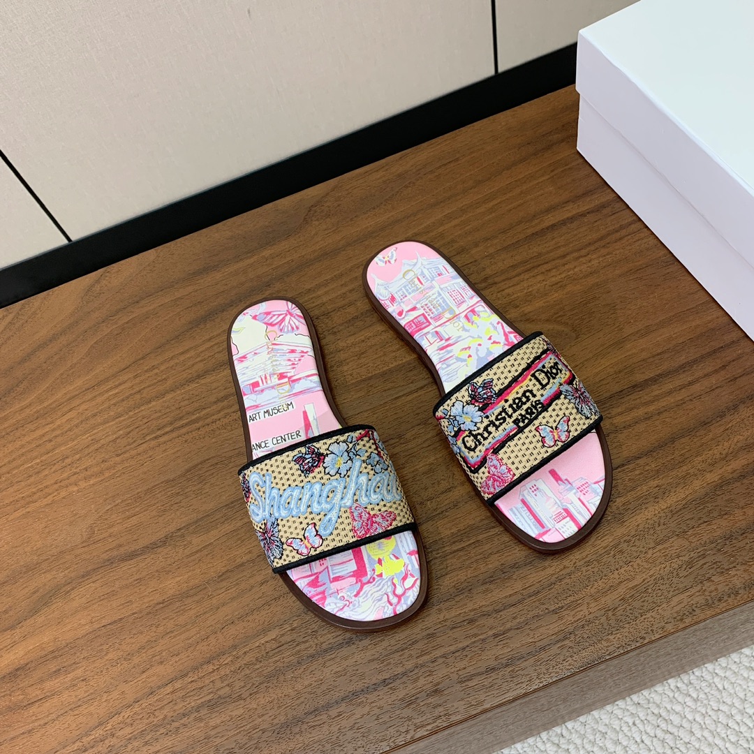 【 D*or】刺绣拖鞋系列。小清新风带点贵气的感觉。无论各种配件材质，都是独家一比一定制。材质：鞋面定制