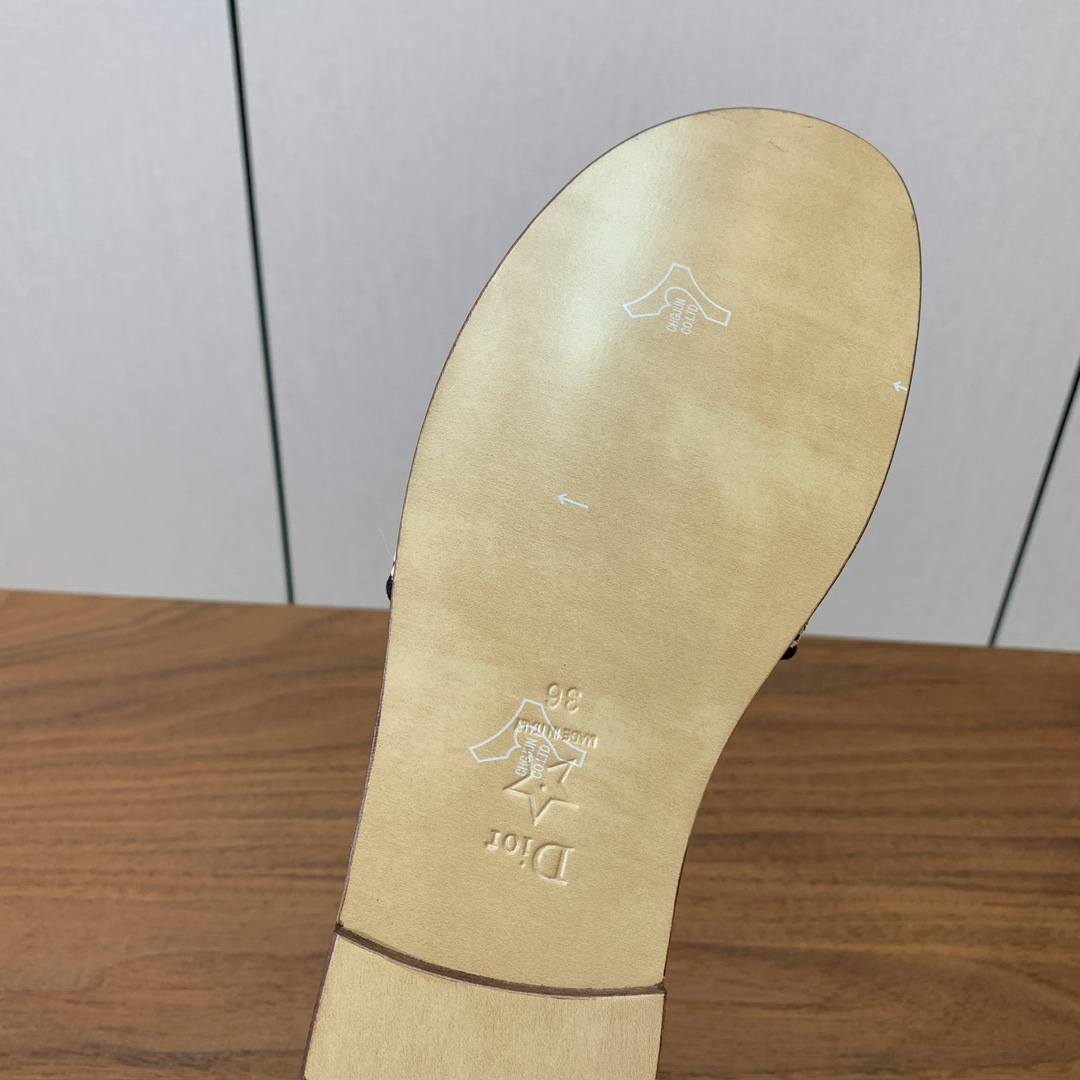 【 D*or】刺绣拖鞋系列。小清新风带点贵气的感觉。无论各种配件材质，都是独家一比一定制。材质：鞋面定制