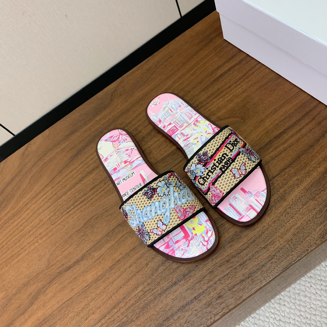 【 D*or】刺绣拖鞋系列。小清新风带点贵气的感觉。无论各种配件材质，都是独家一比一定制。材质：鞋面定制