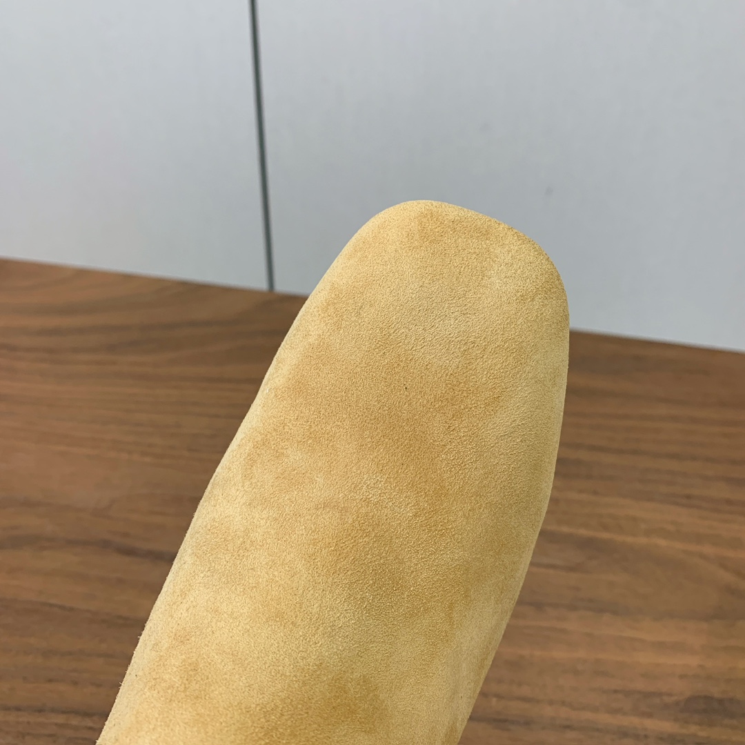 【 D*or 】及踝靴松紧粗跟短靴。两侧搭配弹力饰带，后侧饰以金色饰面金属 CD 标志，可为本季各式造型