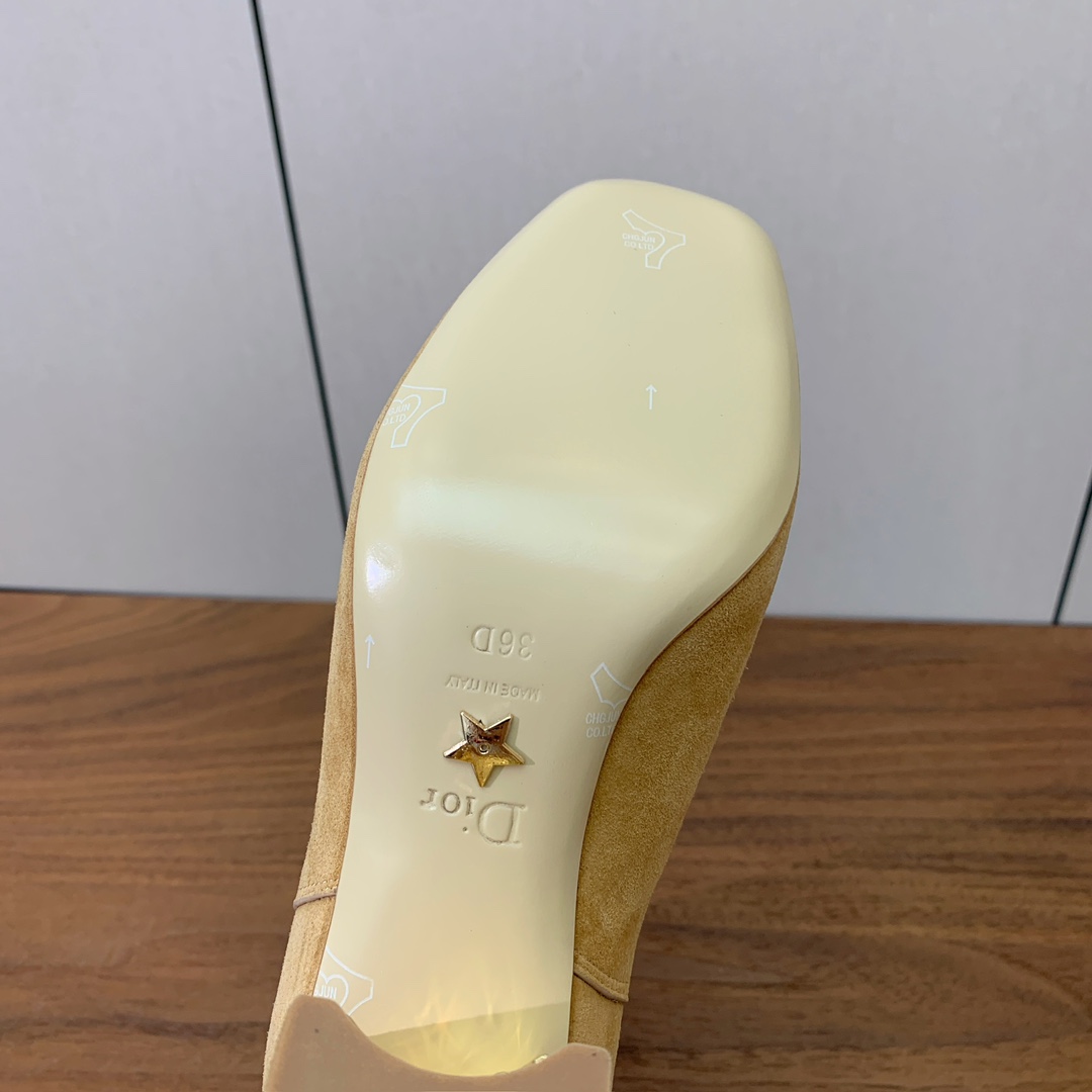 【 D*or 】及踝靴松紧粗跟短靴。两侧搭配弹力饰带，后侧饰以金色饰面金属 CD 标志，可为本季各式造型