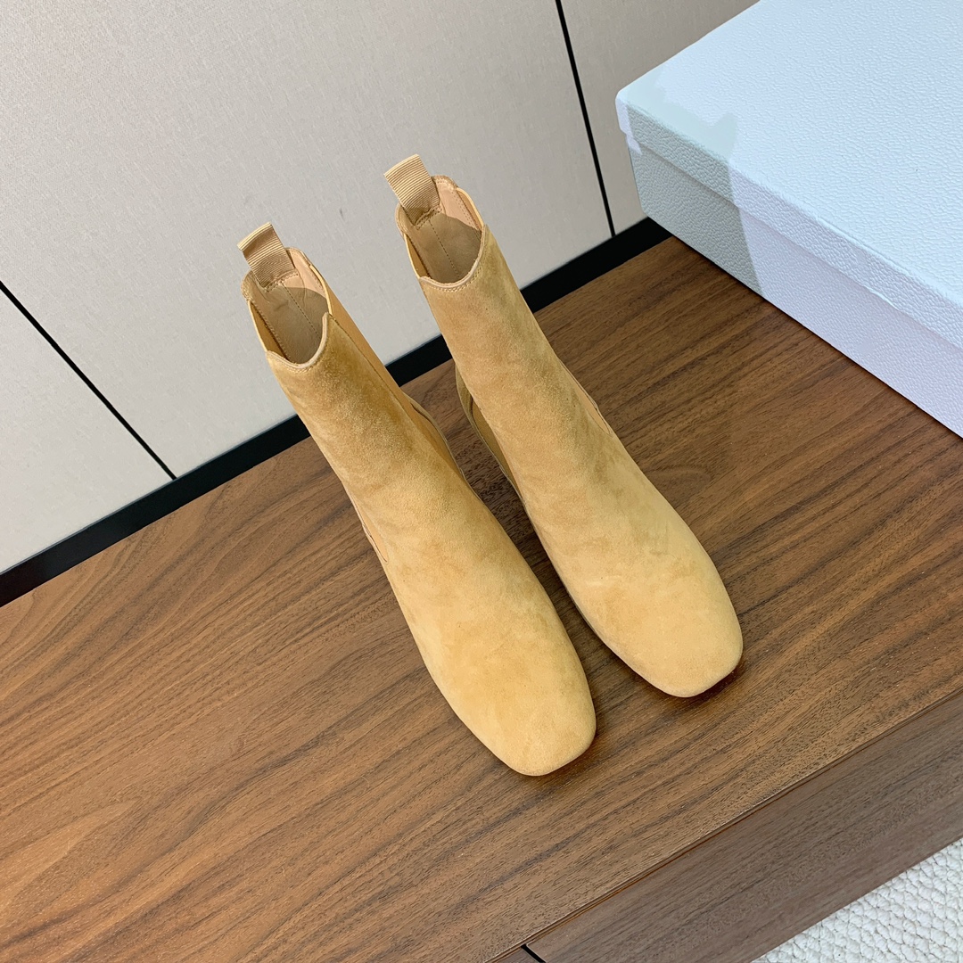 【 D*or 】及踝靴松紧粗跟短靴。两侧搭配弹力饰带，后侧饰以金色饰面金属 CD 标志，可为本季各式造型