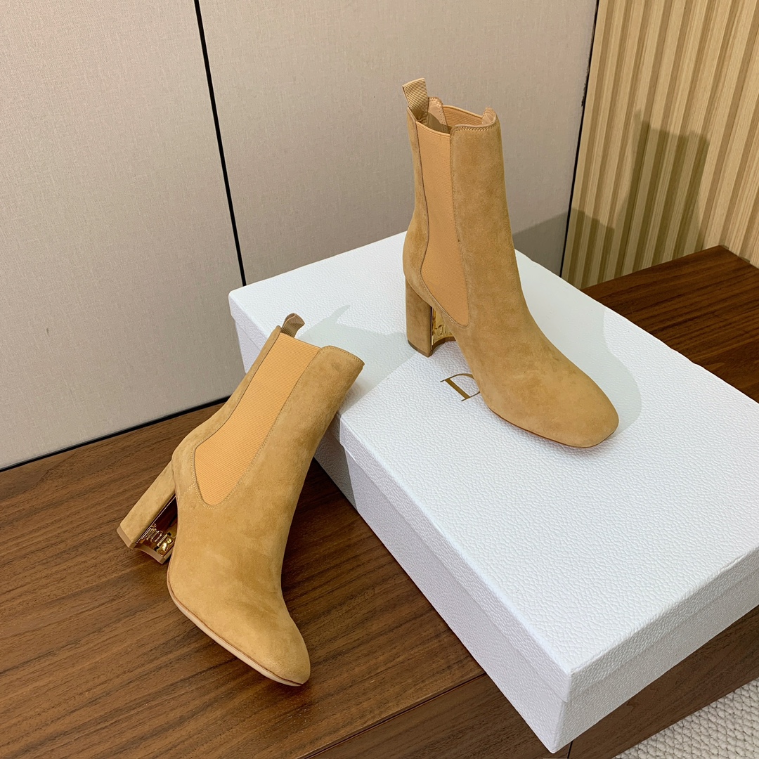 【 D*or 】及踝靴松紧粗跟短靴。两侧搭配弹力饰带，后侧饰以金色饰面金属 CD 标志，可为本季各式造型