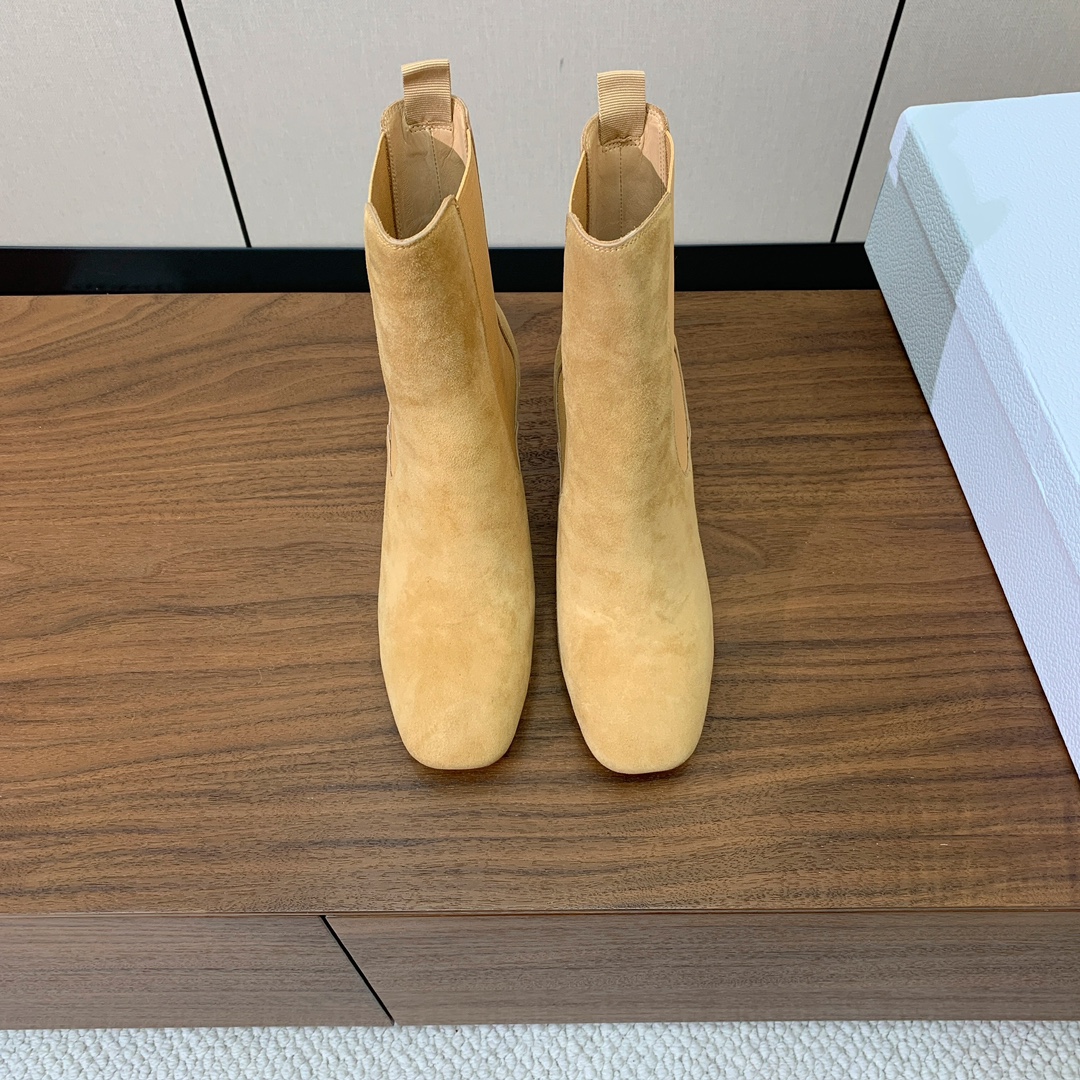 【 D*or 】及踝靴松紧粗跟短靴。两侧搭配弹力饰带，后侧饰以金色饰面金属 CD 标志，可为本季各式造型