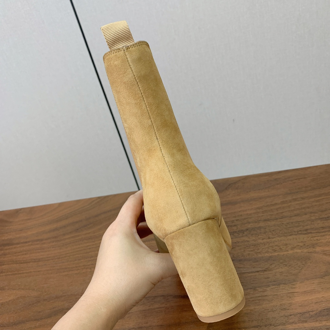 【 D*or 】及踝靴松紧粗跟短靴。两侧搭配弹力饰带，后侧饰以金色饰面金属 CD 标志，可为本季各式造型