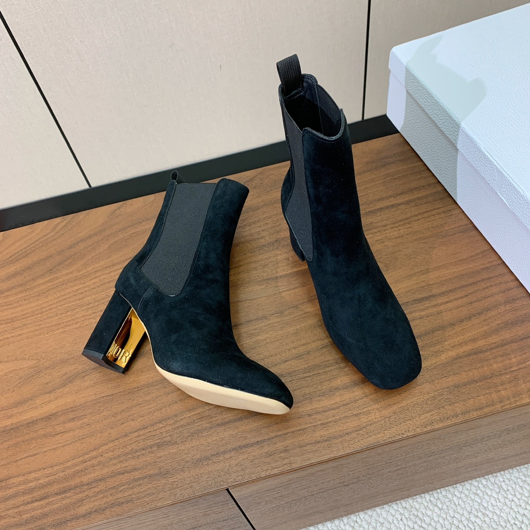 【 D*or 】及踝靴松紧粗跟短靴。两侧搭配弹力饰带，后侧饰以金色饰面金属 CD 标志，可为本季各式造型