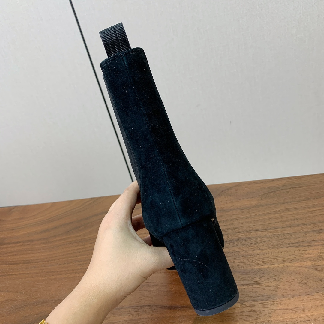 【 D*or 】及踝靴松紧粗跟短靴。两侧搭配弹力饰带，后侧饰以金色饰面金属 CD 标志，可为本季各式造型