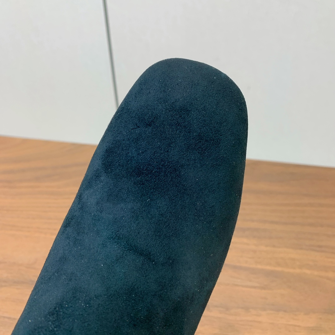 【 D*or 】及踝靴松紧粗跟短靴。两侧搭配弹力饰带，后侧饰以金色饰面金属 CD 标志，可为本季各式造型