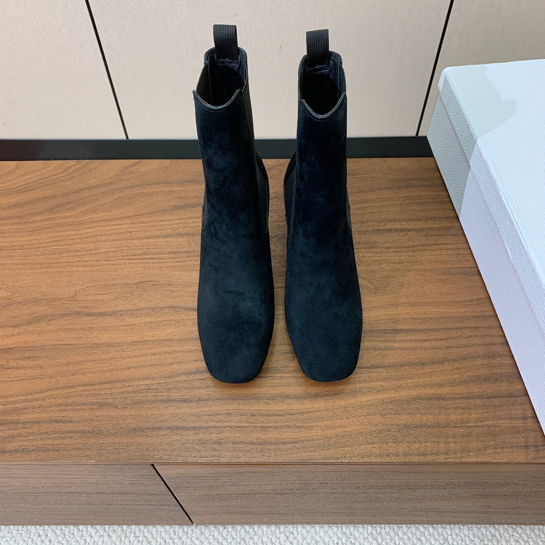 【 D*or 】及踝靴松紧粗跟短靴。两侧搭配弹力饰带，后侧饰以金色饰面金属 CD 标志，可为本季各式造型