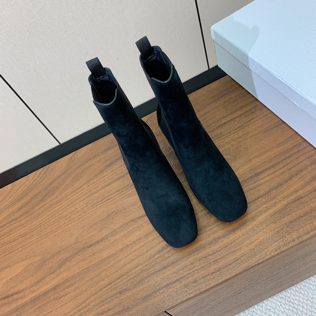 【 D*or 】及踝靴松紧粗跟短靴。两侧搭配弹力饰带，后侧饰以金色饰面金属 CD 标志，可为本季各式造型