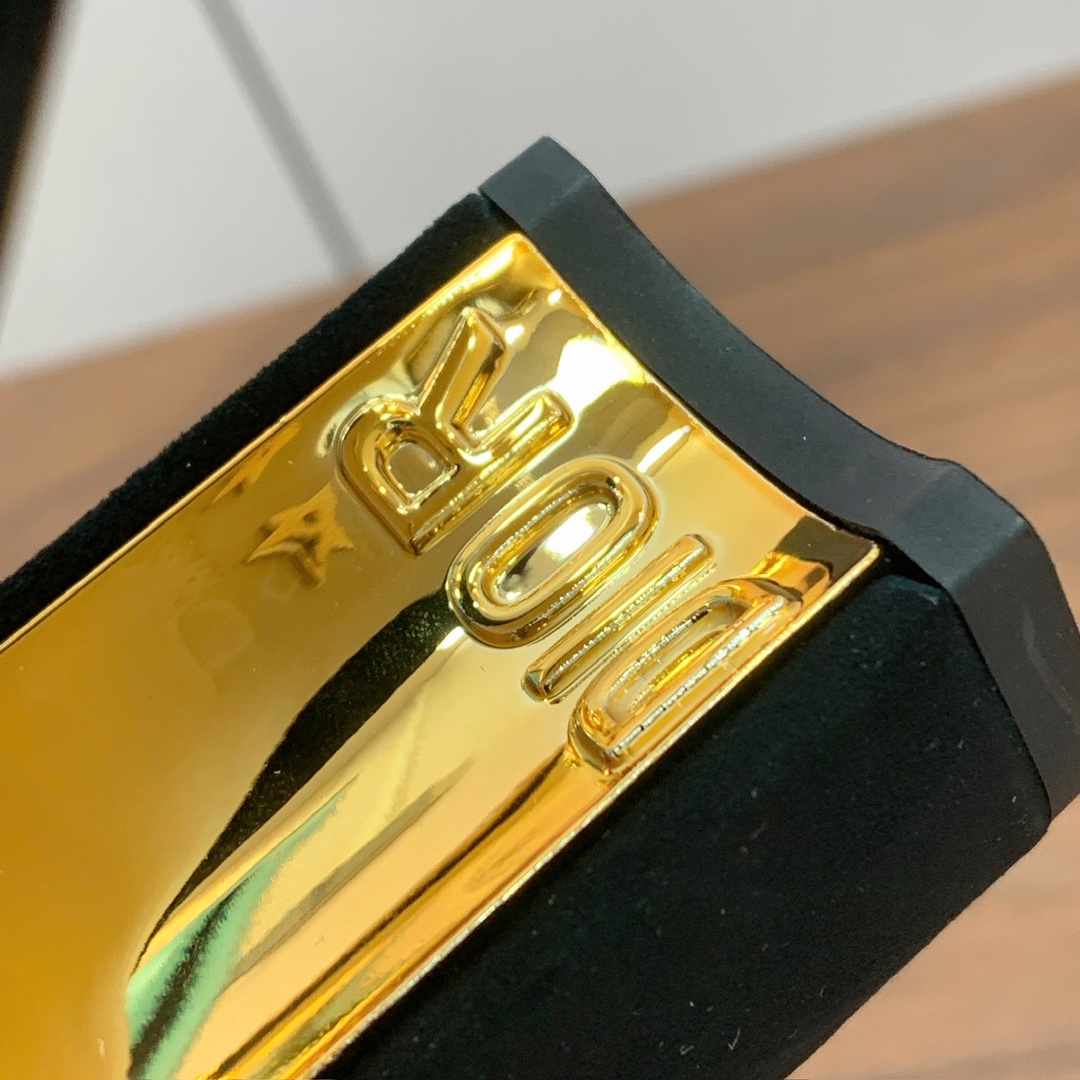 【 D*or 】及踝靴松紧粗跟短靴。两侧搭配弹力饰带，后侧饰以金色饰面金属 CD 标志，可为本季各式造型