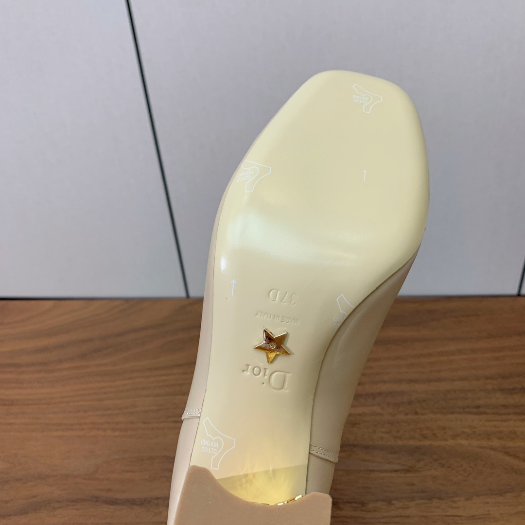 【 D*or 】及踝靴松紧粗跟短靴。两侧搭配弹力饰带，后侧饰以金色饰面金属 CD 标志，可为本季各式造型